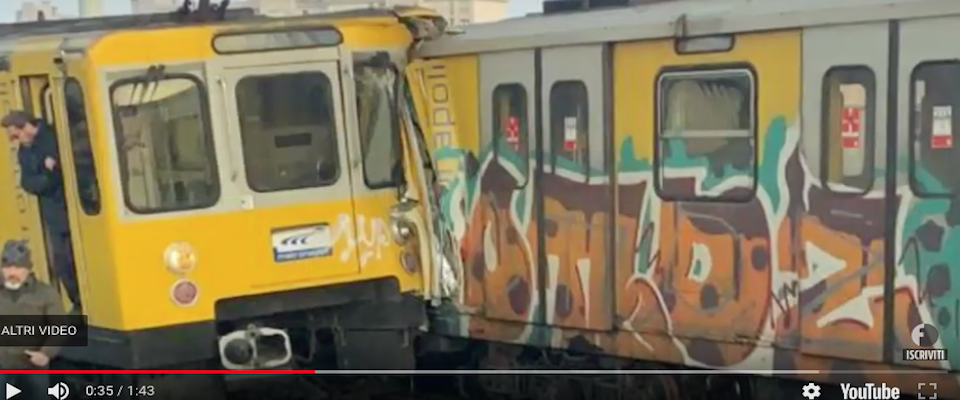 scontro tra treni della metro a Napoli frame da video su Youtube