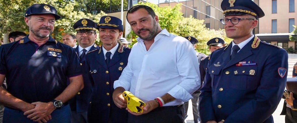 Il ministro Matteo Salvini (C) impugna un taser durante la visita al Centro Nazionale di specializzazione e perfezionamento nel tiro, dove si svolge l’addestramento degli operatori di Polizia all’uso del taser, Nettuno, 3 luglio 2019. ANSA/ALESSANDRO DI MEO