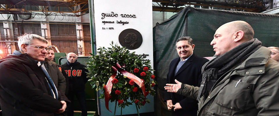 (S-D) Maurizio Landini segretario generale della CGIL, il presidente della regione Liguria Giovanni Toti, il coordinatore dell’rsu della Arcelor Mittal di Genova Armando Palombo, durante la commemorazione della morte del sindacalista Guido Rossa per mano delle Brigate Rosse, nello stabilimento ex Ilva di Cornigliano. Genova, 24 Gennaio 2020.
ANSA/LUCA ZENNARO