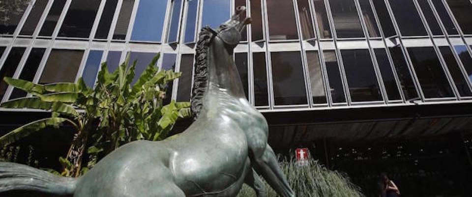 La statua del ”Cavallo morente ” di Francesco Messina, esposta all’ingresso della sede Rai di viale Mazzini a Roma, 18 luglio 2012.
ANSA/ALESSANDRO DI MEO