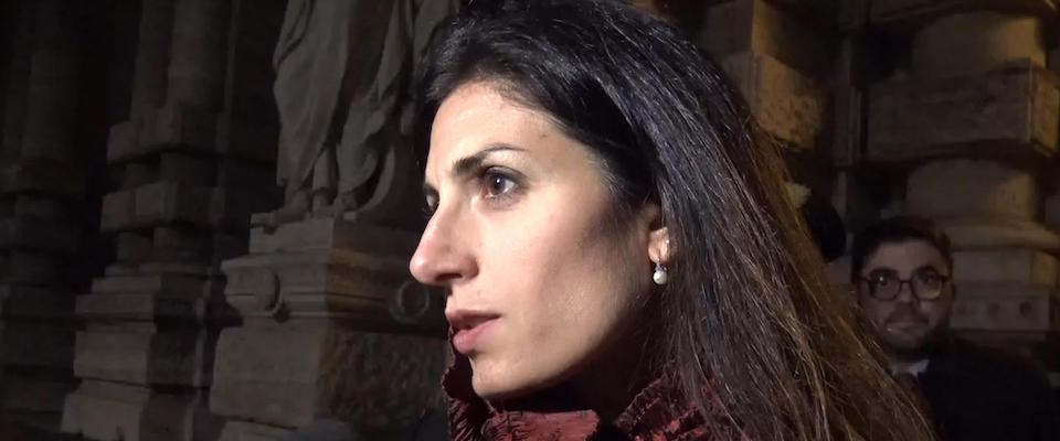 La sindaca di Roma, Virginia Raggi, parla con i giornalisti lasciando la Cassazione dove ha assistito alla lettura della sentenza di condanna per Roberto Spada, Roma, 13 novembre 2019.
ANSA/UFFICIO STAMPA SINDACA VIRGINIA RAGGI
+++ ANSA PROVIDES ACCESS TO THIS HANDOUT PHOTO TO BE USED SOLELY TO ILLUSTRATE NEWS REPORTING OR COMMENTARY ON THE FACTS OR EVENTS DEPICTED IN THIS IMAGE; NO ARCHIVING; NO LICENSING +++