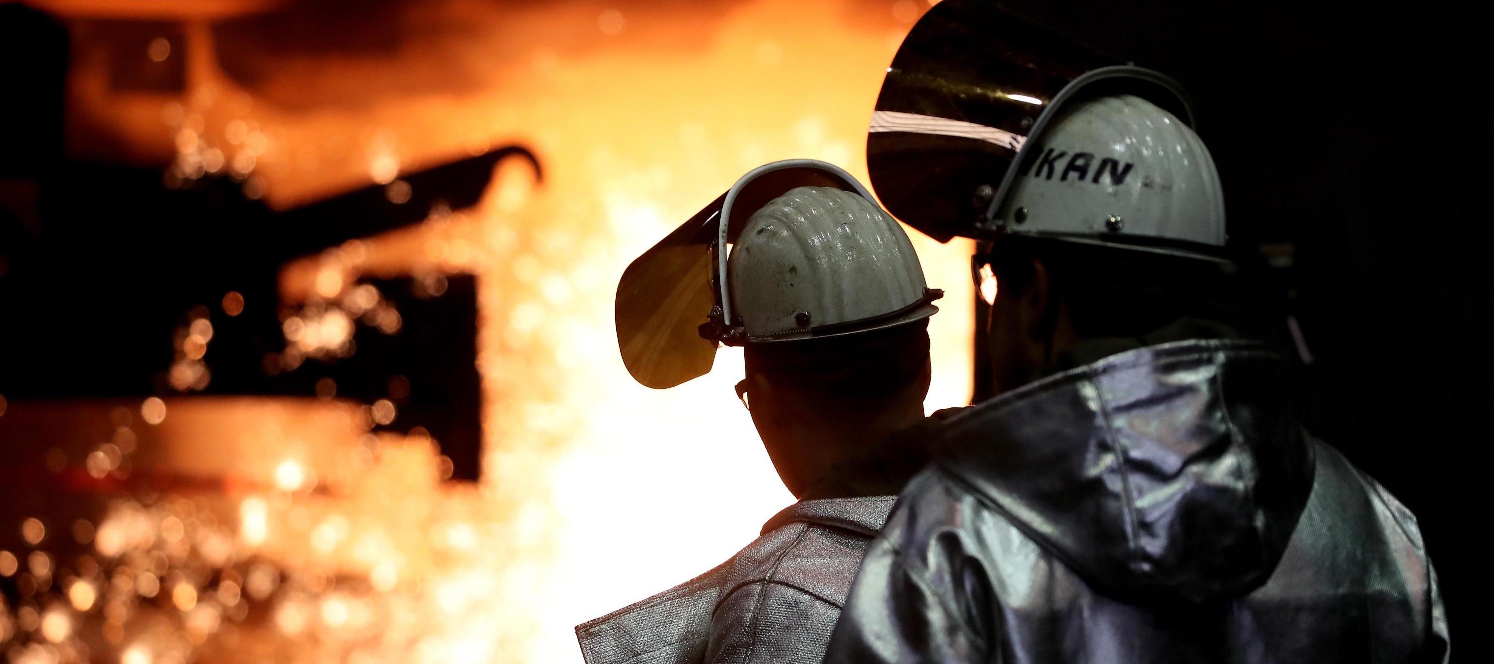 epa08008933 Steel workers at the blast furnace 8 of German corporation ThyssenKrupp in Duisburg, Germany, 19 November 2019.  EPA/FRIEDEMANN VOGEL