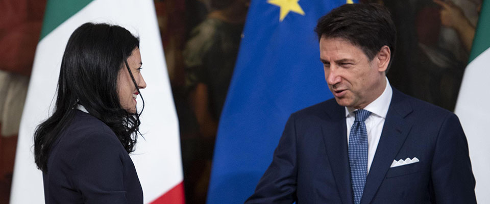 (S-D) Il sottosegretario all’Istruzione, Università e Ricerca, Lucia Azzolina, con il presidente del Consiglio dei ministri, Giuseppe Conte, nel corso della cerimonia di giuramento dei sottosegretario del secondo governo Conte, nella Sala dei Galeoni a Palazzo Chigi, Roma 16 settembre 2019.   ANSA/MAURIZIO BRAMBATTI