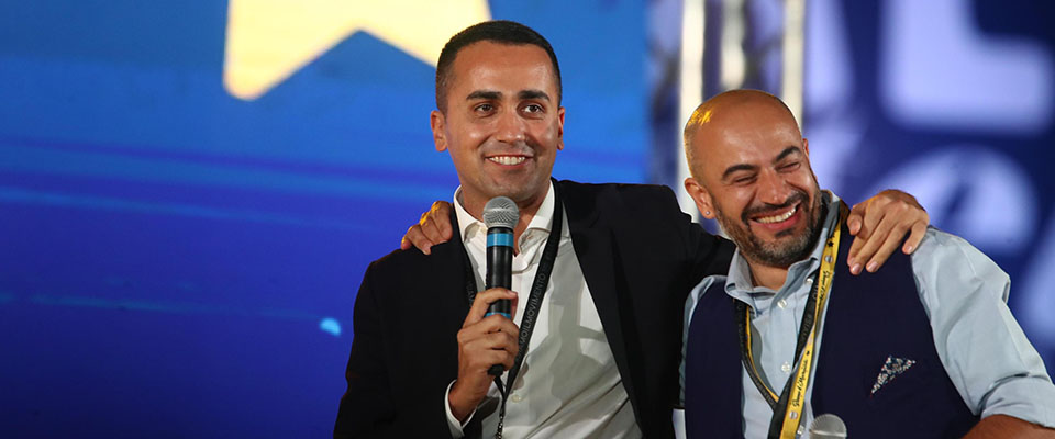 Il vice premier e leader del M5s Luigi Di Maio con Gianluigi Paragone (D) sul palco di Italia 5 Stelle al Circo Massimo, Roma, 20 ottobre 2018. ANSA/MASSIMO PERCOSSI