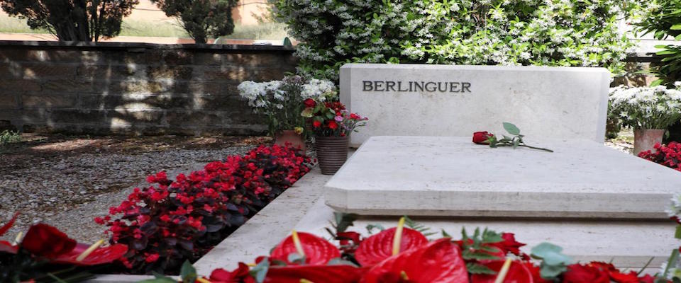 La tomba di Enrico Berlinguer al cimitero Flaminio a Roma, 11 giugno 2019. Oggi una delegazione del Partito Democratico, composta dalla vicesegretaria Paola De Micheli, dai parlamentari Enrico Borghi e Francesco Verducci in rappresentanza dei gruppi di Camera e Senato, in occasione del 35/mo anniversario della scomparsa di Enrico Berlinguer, ha partecipato alla cerimonia di commemorazione svoltasi presso il Cimitero Flaminio. ANSA/ ALESSSANDRA CHINI