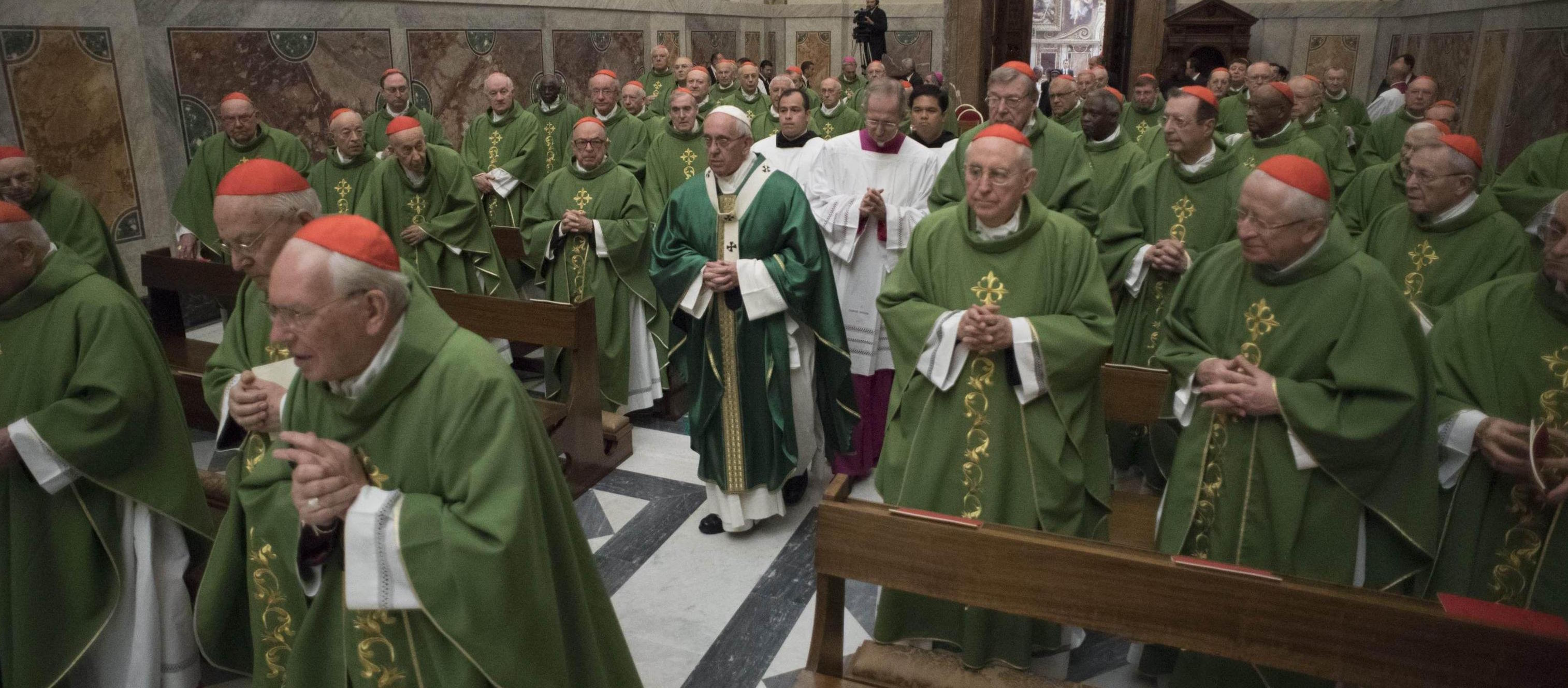 Un momento dell’omelia di Papa Francesco durante la messa che il pontefice ha celebrato con i cardinali in occasione dell’anniversario della sua ordinazione episcopale nella Cappella Paolina in Vaticano, 27 giugno 2017. ANSA/ L’OSSERVATORE ROMANO +++EDITORIAL USE ONLY – NO SALES+++