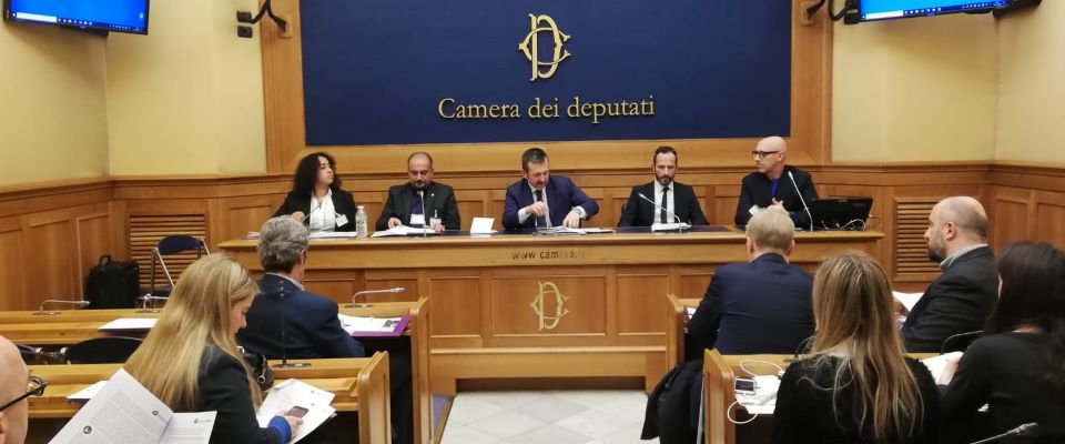 Sono 260 milioni i cristiani perseguitati. FdI: “Il governo italiano è complice”