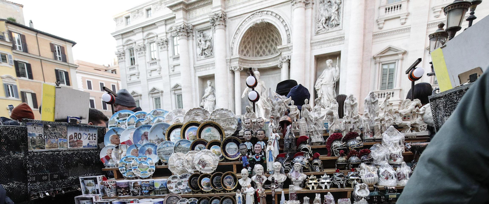 Via le bancarelle da Fontana di Trevi e Pantheon. L’ultimo pasticcio della Raggi