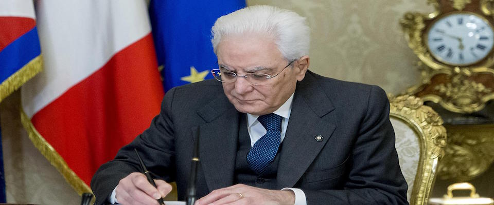 (ARCHIVIO)
Il presidente della Repubblica Sergio Mattarella, in una immagine del 28 dicembre 2017.
ANSA/UFFICIO STAMPA QUIRINALE/PAOLO GIANDOTTI
+++ ANSA PROVIDES ACCESS TO THIS HANDOUT PHOTO TO BE USED SOLELY TO ILLUSTRATE NEWS REPORTING OR COMMENTARY ON THE FACTS OR EVENTS DEPICTED IN THIS IMAGE; NO ARCHIVING; NO LICENSING +++