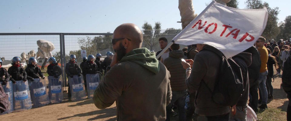 Proteste e cariche della polizia per fermare i tafferugli davanti al cantiere Tap, il gasdotto dell’Adriatico a Melendugno, in Puglia, 28 ottobre 2017. Da questa mattina Ë in corso una manifestazione contro l’espianto di 200 ulivi sul tracciato del microtunnel del gasdotto, dopo che il Ministero dell’Ambiente ha dato il via libera. ANSA/ CLAUDIO LONGO