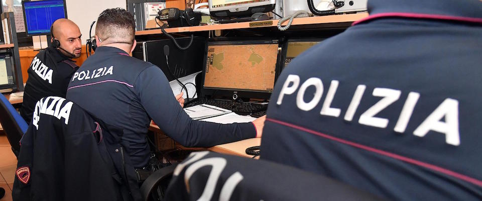 Agenti di Polizia al lavoro nella Sala Operativa della questura di Milano, 29 ottobre 2018.Entro febbraio 2019 arriveranno 279 nuovi agenti in tutta la Lombardia. Il governo ha cosÏ confermato il piano di rafforzamento adottato dal capo della Polizia. In particolare, da qui a febbraio arriveranno 69 poliziotti in pi˘ per la provincia di Milano (di cui 60 in questura). ANSA/DANIEL DAL ZENNARO