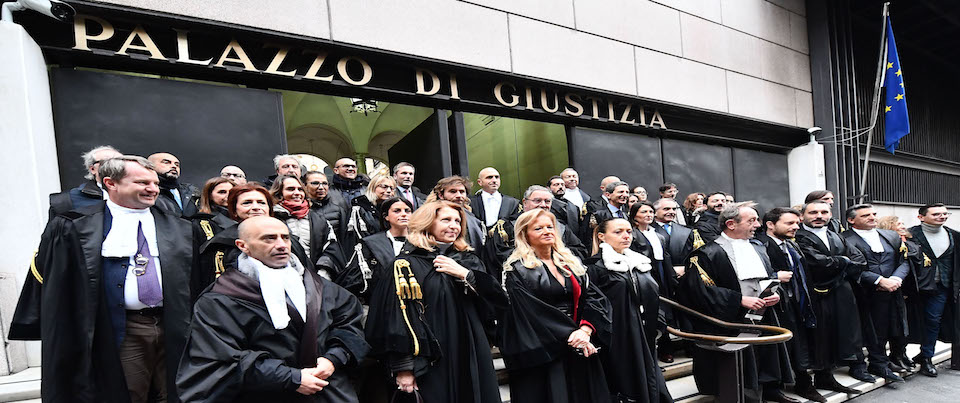 Un momento dei funerali nella cattedrale di Alessandria, dei tre pompieri morti nell’esplosione della cascina di Quargnento nella notte tra lunedì 5 e martedì 6 novembre. Alessandria, 08 novembre 2019.
ANSA/LUCA ZENNARO