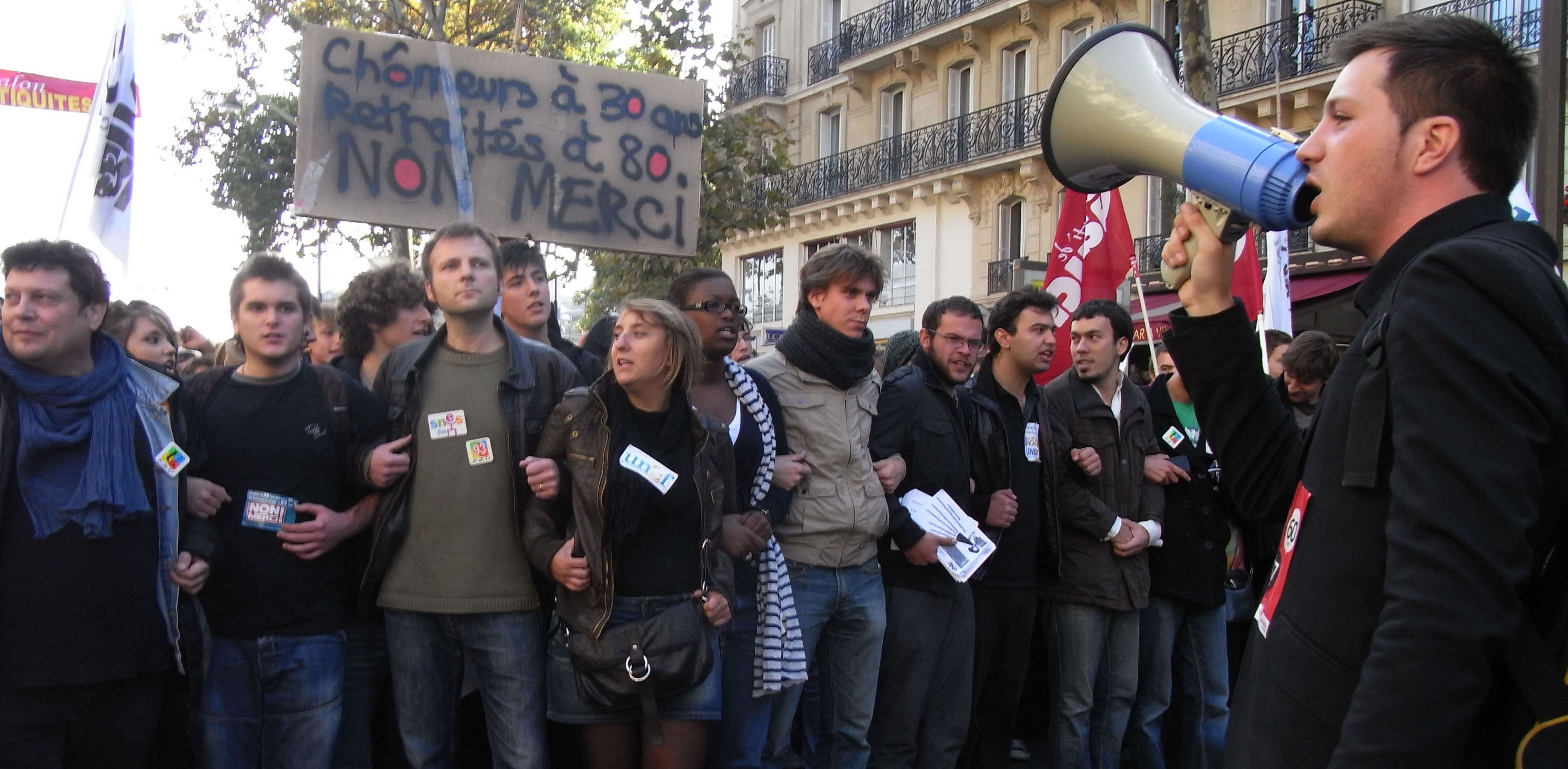 Un momento della manifestazione degli studenti davanti alla sede del Medef, la Confindustria francese, contro la riforma delle pensioni voluta dal presidente Nicolas Sarkozyoggi 14 ottobre 2010 a Parigi. ”Disoccupati fino a 30 anni, pensionati a 67. Resistiamo, questa societa’ non la vogliamo!”.
Gridano cosi’ gli studenti francesi il loro rifiuto della riforma delle pensioni voluta dal presidente Sarkozy, scendendo nelle strade e bloccando le scuole. Sono 900 gli istituti mobilitati oggi in tutto il Paese, di cui 700 bloccati, secondo gli ultimi dati del sindacato studentesco UNL. In assemblea hanno gia’ votato il blocco anche per domani. La Fidl, seconda organizzazione studentesca, al grido ”ne’ bambini, ne’ burattini” ha lanciato un appello a manifestare domani mattina davanti alla sede del governo.  
ANSA/LUANA DE MICCO