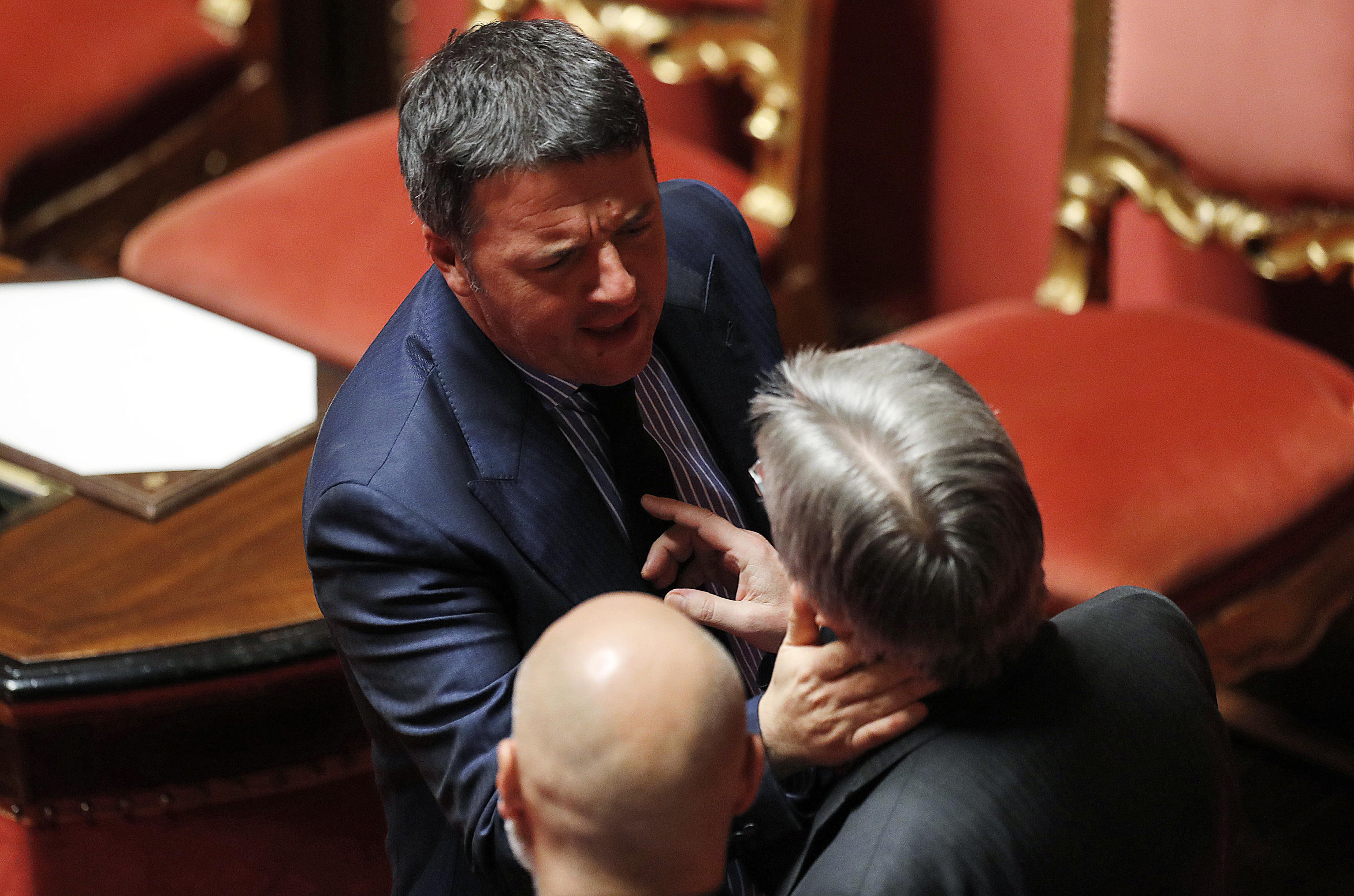 Matteo Renzi (S) con Vasco Errani (D) durante la discussione generale sul decreto fiscale al Senato, Roma, 17 dicembre 2019. ANSA/RICCARDO ANTIMIANI