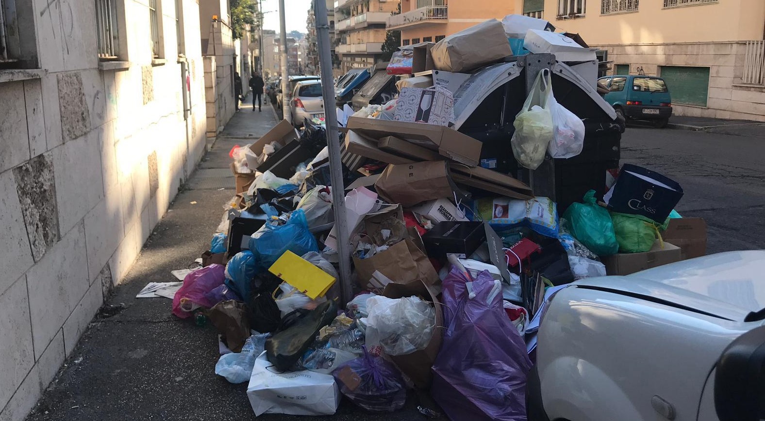 Rifiuti fuori dai cassonetti in via della Balduina a Roma, 07 gennaio 2019. ANSA/LUCIANO DEL CASTILLO