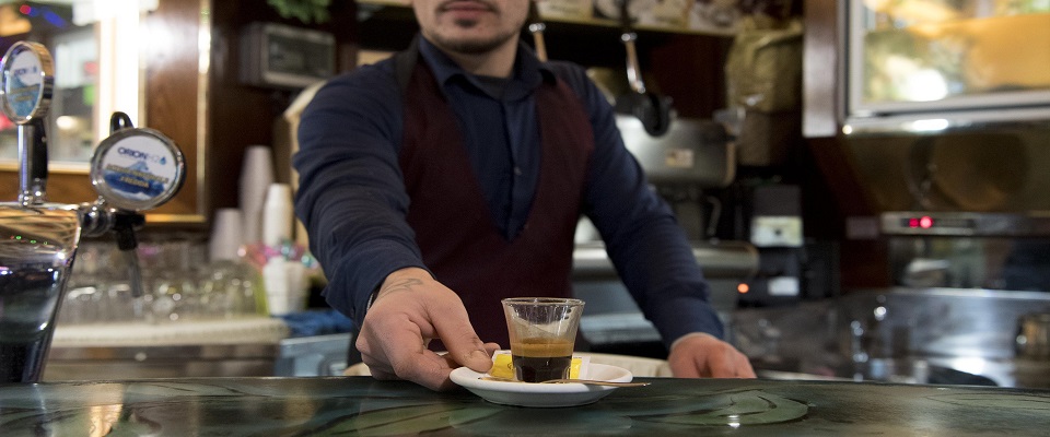 caffè rincarato tunisino scatena l’inferno foto Ansa