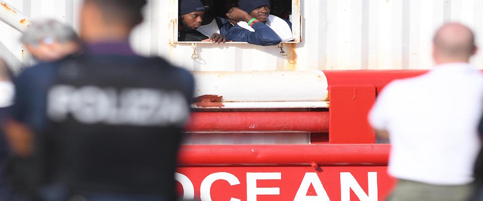 Migranti sulla Ocean Vinking sbarcano a Pozzallo foto Ansa