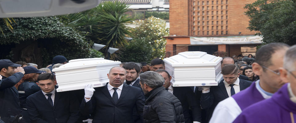 L’uscita dei feretri al termine dei funerali, presso la parrocchia del Preziosissimo Sangue di Nostro Signore, di Camilla Romagnoli e Gaia Von Freymann, le due ragazze investite in via di Corso Francia da Pietro Genovese alla guida del suo suv. Roma, 27 dicembre 2019. ANSA/CLAUDIO PERI