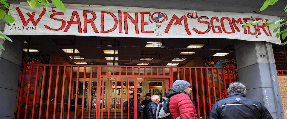 Una veduta esterna della sede di Spin Time durante la prima riunione nazionale delle sardine, alla quale stanno partecipando circa 150 promotori delle iniziative di piazza locali che si sono tenute in questo mese, Roma, 15 dicembre 2019.
ANSA/ALESSANDRO DI MEO