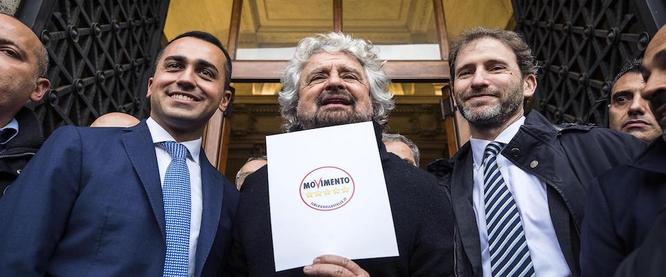 Beppe Grillo (C) con Luigi Di Mio (S) e Davide Casaleggio (D) durante la presentazione dei simboli elettorali al Viminale, Roma, 19 gennaio 2018. ANSA/ANGELO CARCONI