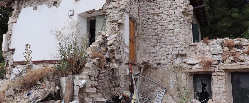 Tra Castelsantangelo sul Nera e Castelluccio di Norcia, tra Marche e Umbria, la ricostruzione post terremoto 2016 appare “al momento un miraggio”. Emerge dalle testimonianze raccolte dall’ANSA tra i due borghi, approfittando della riapertura momentanea della strada che li collega, Castelsantangelo sul Nera, 20 agosto 2019.   ANSA / Gianluigi Basilietti