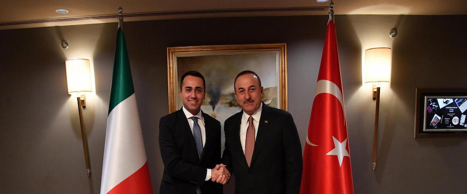 epa08110990 Italian Foreign Minister Luigi Di Maio shakes hands with his Turkish counterpart Mevlut Cavusoglu (R) in Istanbul, Turkey, 07 January 2020. Regional crises, including Iran and Libya, are at the center of the talks. Di Maio is in Turkey for a one day visit.  EPA/ALESSANDRO DI MEO