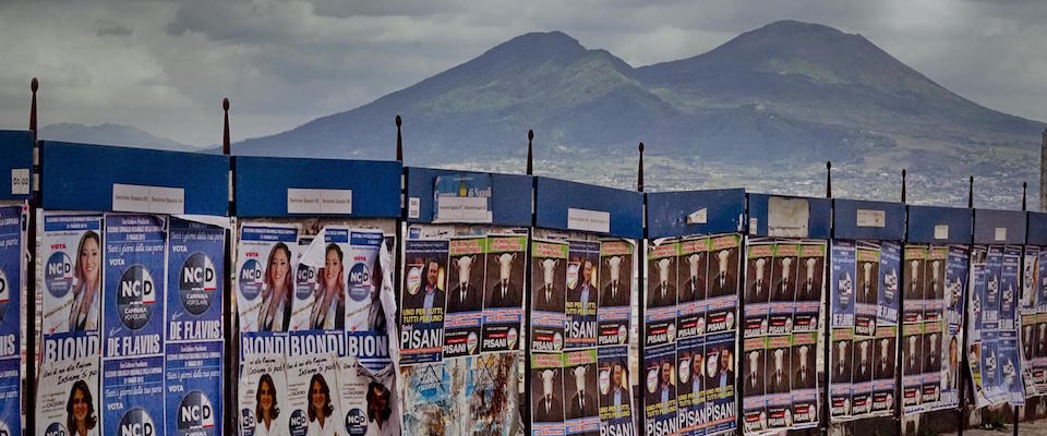 Anche pecore su manifesti per le elezioni regionali in Campania, 28 maggio 2015 a Napoli. Cosi’ un candidato a sostegno di ” Caldoro presidente” invita al voto gli elettori ” Meglio un giorno alle urne – e’ scritto sui manifesti –  che 1826 da pecora “.
ANSA / CIRO FUSCO