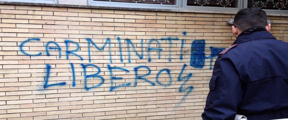 La scritta ”Carminati libero” comparsa nella notte su un muro esterno di una palazzina di Tor Marancia, in un condominio dell’Istituto di previdenza dei giornalisti in via dei Lincei, 25 dicembre 2014. Un ventunenne romano, gi‡ noto alle forze dell’ordine, Ë stato identificato e denunciato dalla Digos ANSA/ MARGHERITA NANETTI