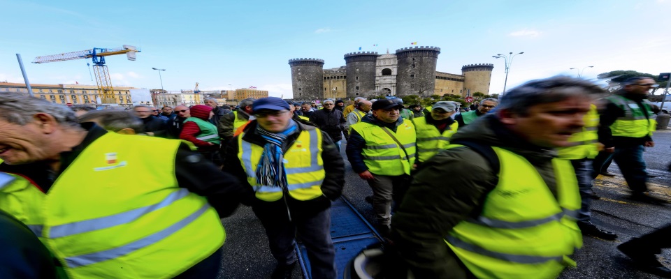 Perché gli avvocati italiani non seguono l’esempio dei colleghi francesi col gilet giallo