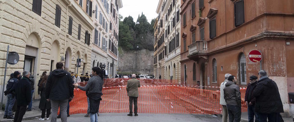 La voragine in via Marco Aurelio a Roma, 20 gennaio 2020. Evacuato un palazzo. ANSA/CLAUDIO PERI