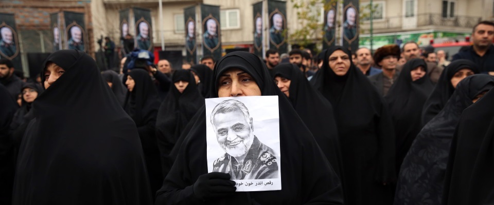 Soleimani, in migliaia ai funerali a Bagdad gridano “Morte all’America” (video)