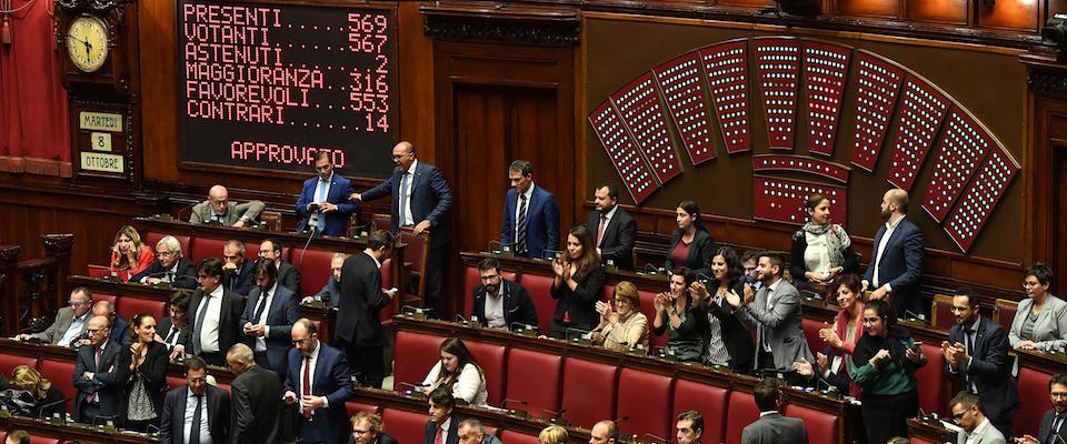 Ok definitivo dell’Aula della Camera al taglio dei parlamentari, Roma, 08 ottobre 2019. Il disegno di legge costituzionale che riduce i deputati a 400 dai 630 attuali ed i senatori a 200 dagli attuali 315, Ë stato definitivamente approvato a Montecitorio con 553 voti a favore, 14 contrari e due astenuti. Trattandosi di un disegno di legge costituzionale, era richiesta la maggioranza assoluta dei componenti dell’Assemblea, pari a 316 voti.
ANSA/ALESSANDRO DI MEO