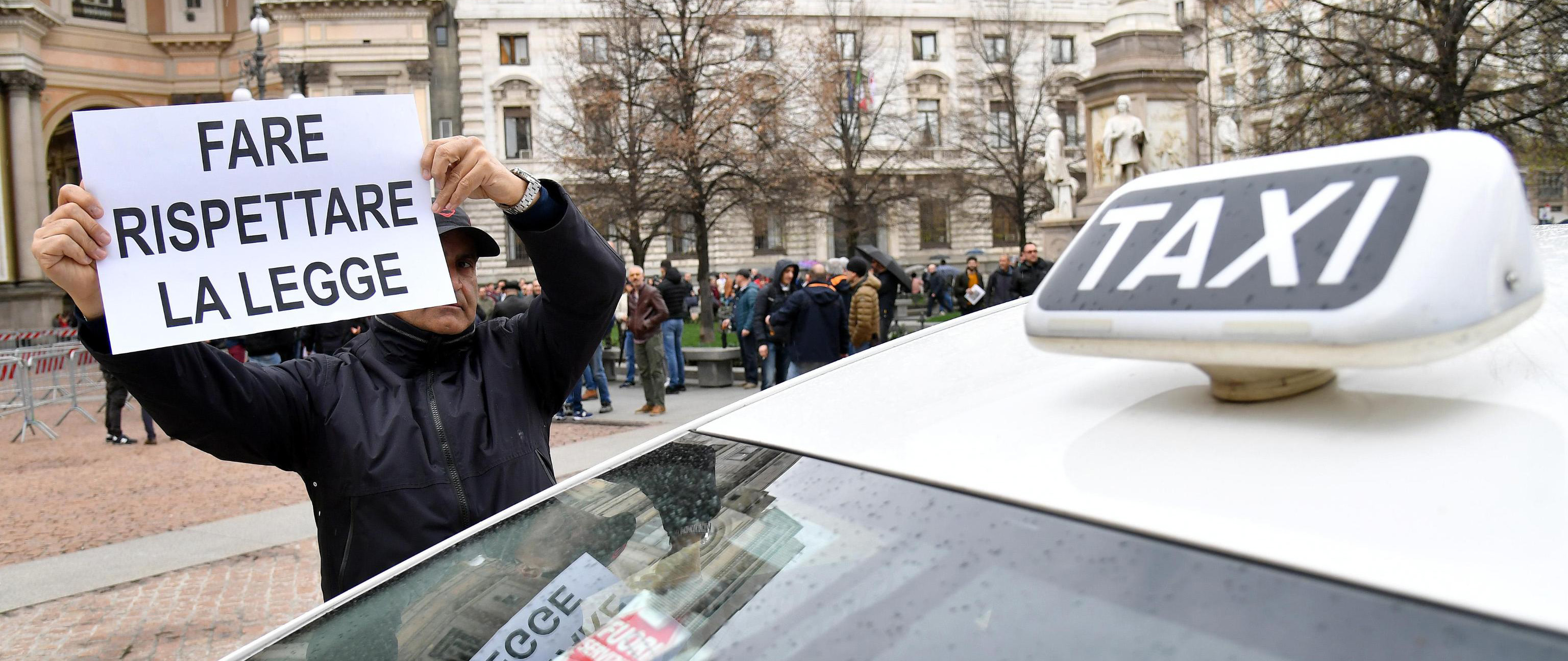 Un momento della protesta dei taxisti per dire NO all’abusivismo e per chiedere più ‘legalità e sicurezza’ all’interno del settore in Piazza della Sacala a Milano, 9 aprile 2018. ANSA/ DANIEL DAL ZENNNARO