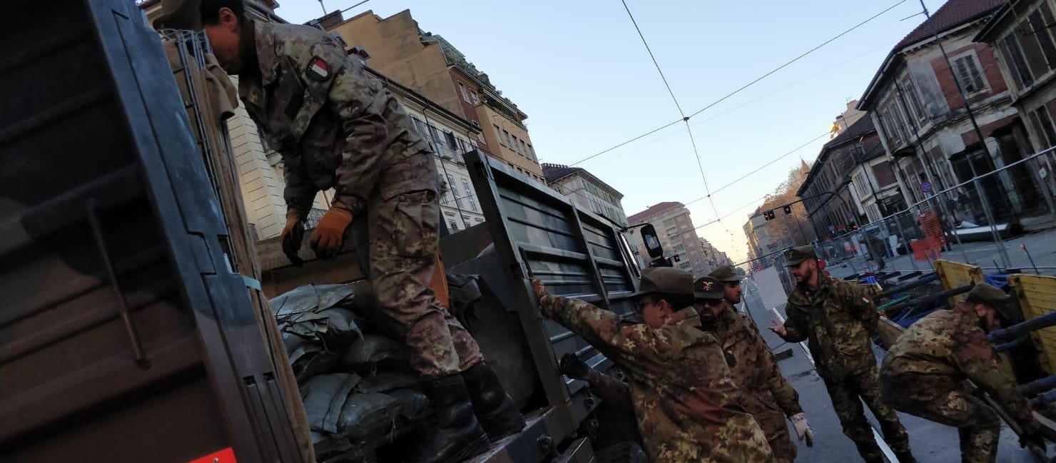 Preaparativi alle operazioni di disinnesco della bomba riaffiorata in via Nizza, all’angolo con via Valperga Caluso, durante i lavori per il teleriscaldamento in citt‡, Torino, 30 novembre 2019. ANSA /EDOARDO SISMONDI