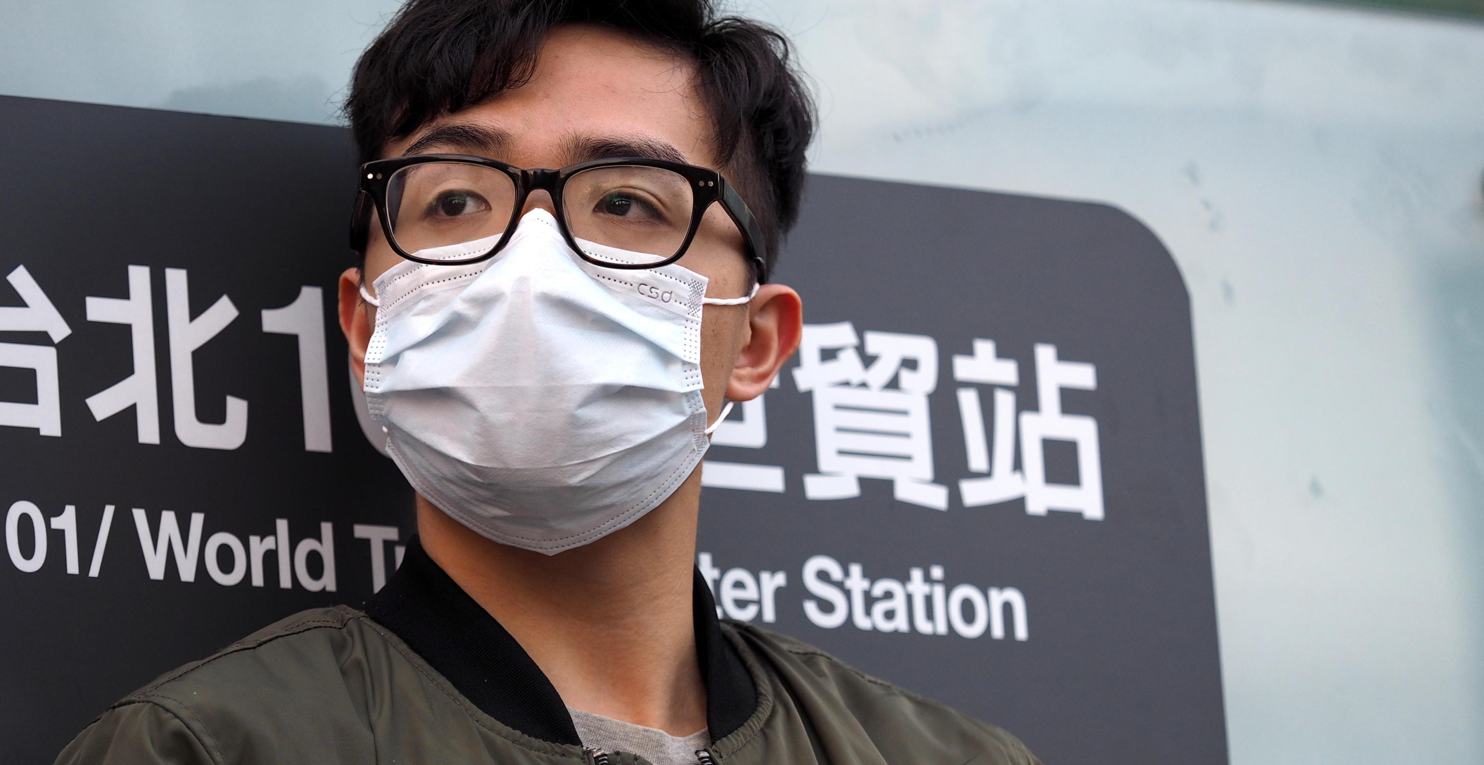 epa08151018 A man wears a face mask in Taipei, Taiwan, 22 January 2020. On 22 January, Taiwan stopped sending tour groups to, or receiving tour groups from Wuhan, China, over the cornonavirus outbreak. Taiwan’s China Airlines will stop flying to Wuhan from 10 to 27 Februrary over the epidemic. China has confirmed 440 cases of Wuhan pneumonia with nine deaths, according to China’s National Health Commission. The SARS-like virus, called 2019-nCoV, was detected at a seafood market in Wuhan, China, and can be passed between humans. So far it has spread to 13 citiies and provinces in China as well as Thailand, South Korea, Japan, Taiwan and the United States.  EPA/DAVID CHANG