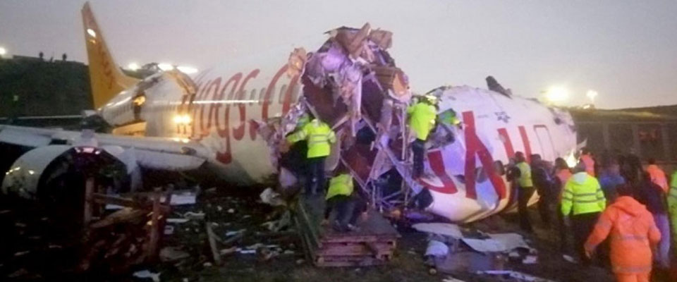 Incidente aereo a Istambul, Boeing fuori pista si spezza in tre parti: almeno cinquanta i feriti