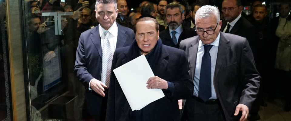 Berlusconi spegne i “malpancisti azzurri”: «Non illudetevi, non faremo mai da stampella a Conte»