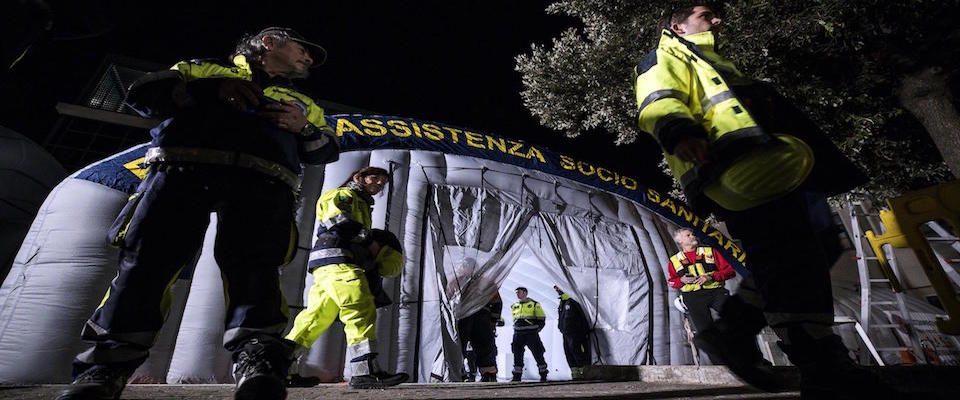 CORONAVIRUS – LE TENDE PRE-TRIAGE MONTATE DALLA PROTEZIONE CIVILE DAVANTI ALLO SPALLANZANI