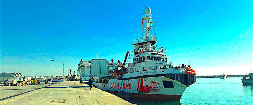 Open Arms , terminato lo sbarco dei clandestini a bordo della nave della Ong spagnola