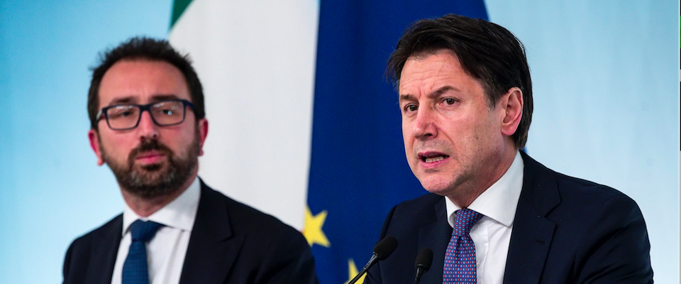 Conte regala una speranza agli italiani: «Mi dimetto se Renzi sfiducia Bonafede»