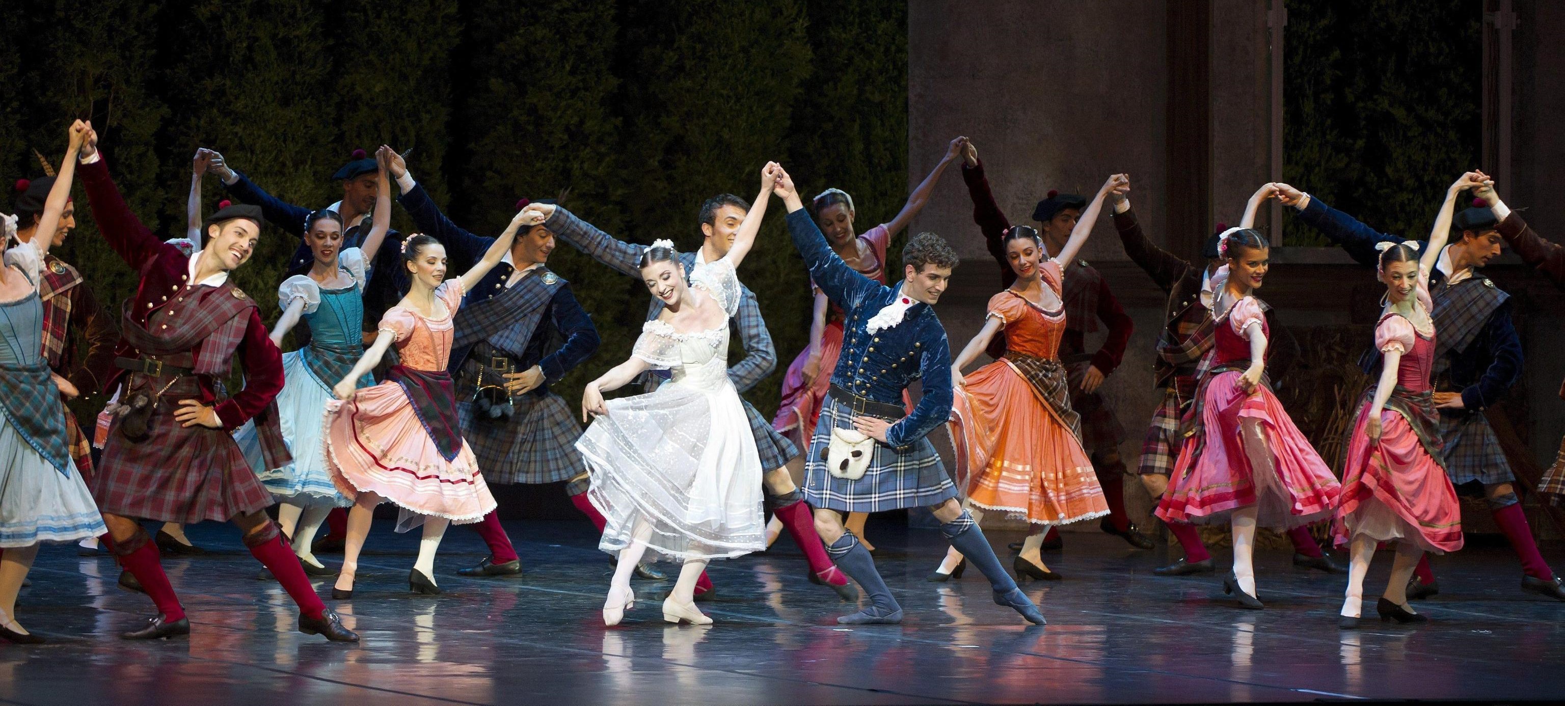 epa03765570 Members of Rome’s Opera Theatre Ballet perform the play “the Sylphide”, directed by Belgic Micha van Hoecke, during the Dance and Music International Festival premiere at Generalife Theatre in Granada, Spain, 28 June 2013.  EPA/MIGUEL ANGEL MOLINA