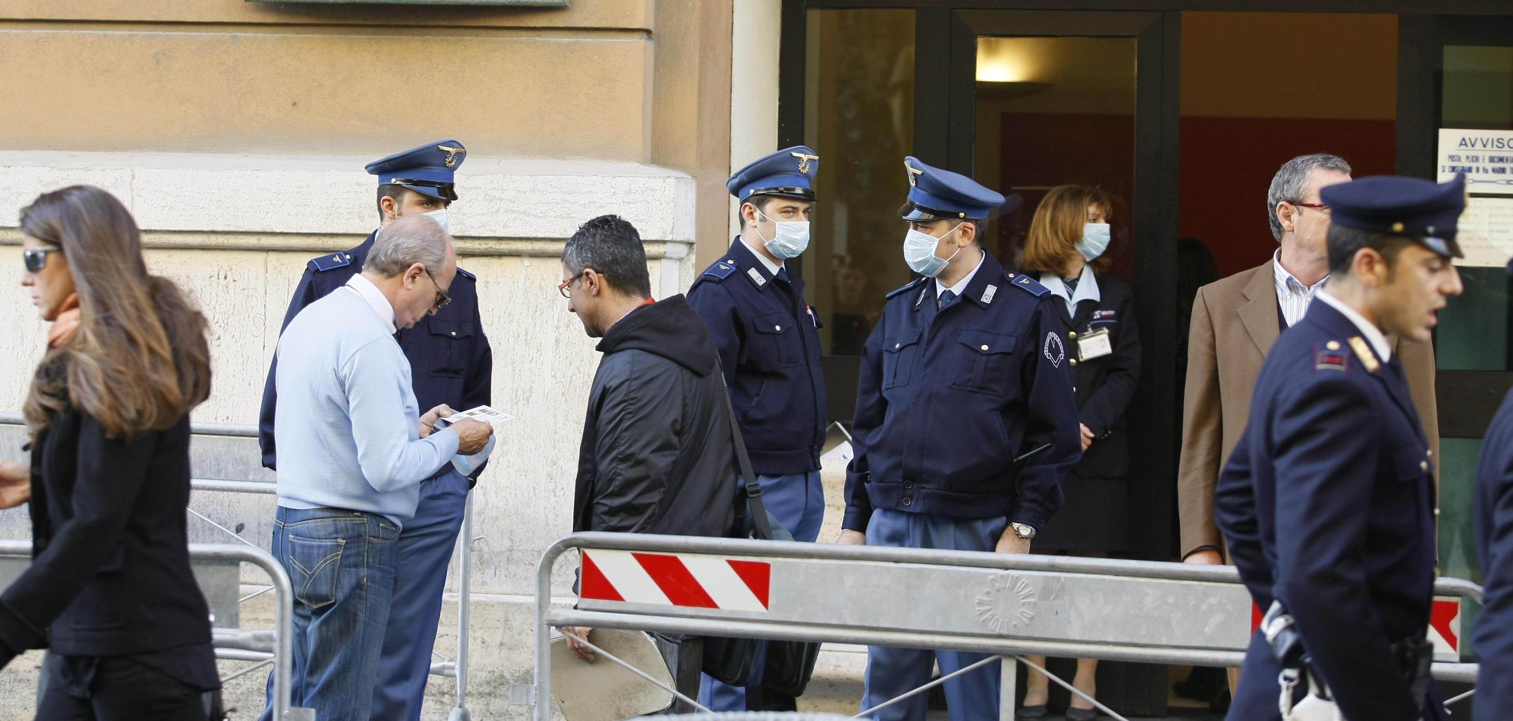 Poliziotti e guardie giurate davanti all’ ingresso di Palazzo Santa Lucia , nel centro di Napoli , imbrattato da escrementi cosparsi da ignoti, sembrerebbe giunti a bordo di scooter. Il raid è scattato intorno alle 7,30 e per fare fronte all’insopportabile odore che aleggia nel palazzo, si stanno consegnando delle mascherine. Secondo quanto si è appreso i sospetti sugli autori del gesto ricadrebbero sui gruppi estremisti dei ‘senza lavoro’.