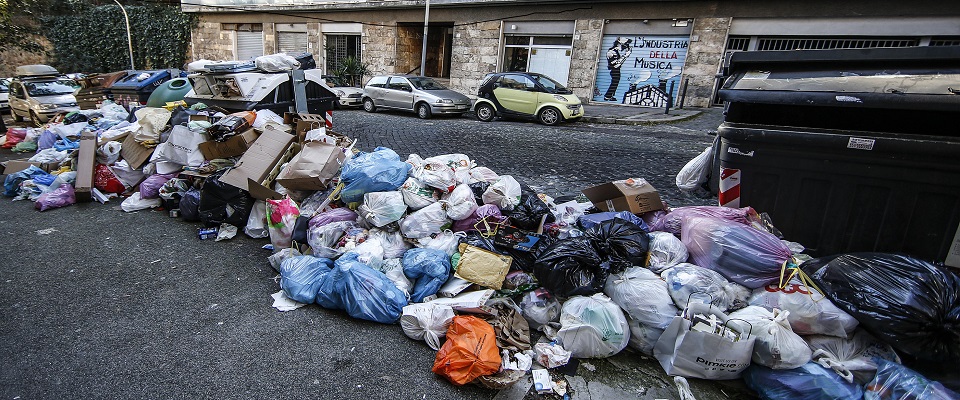 Emergenza rifiuti Roma foto Ansa