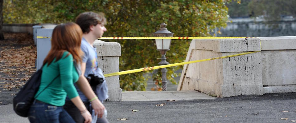 suicida a Ponte Sisto salvato dagli agenti foto Ansa