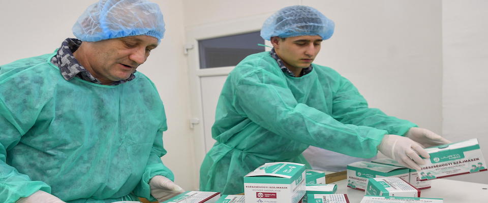 epa08185027 Detainees pack medical face masks at the Hajdu-Bihar County Penitentiary in Debrecen, Hungary, 01 February 2020. According to media reports, inmates at the Hajdu-Bihar penitentiary started the production of appropriate medical masks in the event of the appearance of the novel coronavirus in the country.  EPA/ZSOLT CZEGLEDI HUNGARY OUT