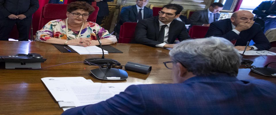 Il ministro delle politiche Agricole, Alimentari e Forestali, Teresa Bellanova, di fronte al Governatore della Puglia, Michele Emiliano, nel corso dell’incontro con gli assessori regionali all’agricoltura su Pac, quadro finanziario post 2020 e cimice asiatica, al suo dicastero a Roma, 26 settembre 2019.   ANSA/MAURIZIO BRAMBATTI