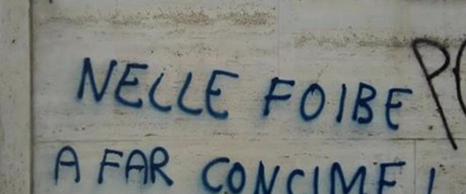 Scritte ingiuriose e minacciose contro gli istriani e la Lega sono apparse sulla facciata di una palazzina a Torino. Lo segnala la pagina Facebook dell’Unione degli Istriani, che pubblica anche delle fotografie. “Leghisti e istriani – si legge – stessa merda stessa fine, nelle foibe a far concime”. Accanto Ë scritto “Potere ebraico”. “Ci aspettiamo naturalmente – Ë il post – una ferma presa di posizione e di solidariet‡ in primis da parte del Sindaco, Chiara Appendino”.
FACEBOOK UNIONE DEGLI ISTRIANI
+++ATTENZIONE LA FOTO NON PUO’ ESSERE PUBBLICATA O RIPRODOTTA SENZA L’AUTORIZZAZIONE DELLA FONTE DI ORIGINE CUI SI RINVIA+++