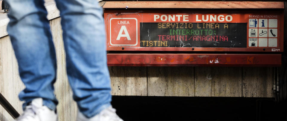 Forze dellíordine al lavoro presso la fermata della metro A, Ponte Lungo, dove una persona Ë deceduta dopo essere stata investita da un convoglio della metro, Roma, 07 gennaio 2020. ANSA/ANGELO CARCONI