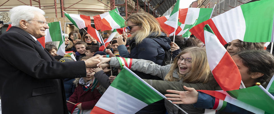 Il presidente della Repubblica Sergio Mattarella riceve il saluto della cittadinanza, Teramo, 10 febbraio 2020. Ad attendere il presidente, in piazza, tanti cittadini e diverse delegazioni di studenti delle scuole del territorio. Mattarella, appena arrivato in piazza Martiri, ha salutato gli studenti, stringendo mani e ricevendo in dono alcuni lavori da loro realizzati.
ANSA/ UFFICIO STAMPA QUIRINALE – FRANCESCO AMMENDOLA
+++ ANSA PROVIDES ACCESS TO THIS HANDOUT PHOTO TO BE USED SOLELY TO ILLUSTRATE NEWS REPORTING OR COMMENTARY ON THE FACTS OR EVENTS DEPICTED IN THIS IMAGE; NO ARCHIVING; NO LICENSING +++