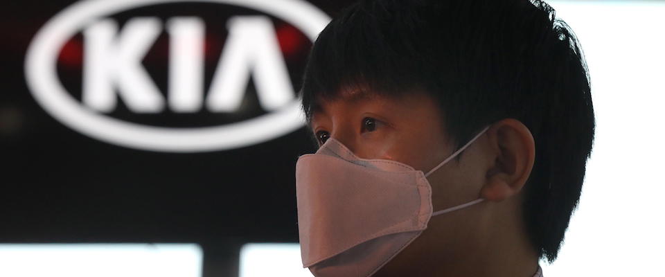 epa08195075 Visitors wear masks as a precautionary measure against Corona virus at KIA motors showcasing hall during the India Auto Expo 2020 in Greater Noida, India, 05 February 2020. Auto Expo 2020 will open to the public from 07 February to 12 February.  EPA/RAJAT GUPTA